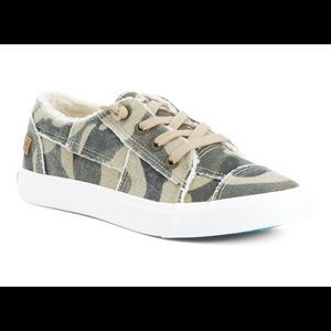 Blowfish Women’s Faux Shearling Lined Sneakers, Camo Size 7.5